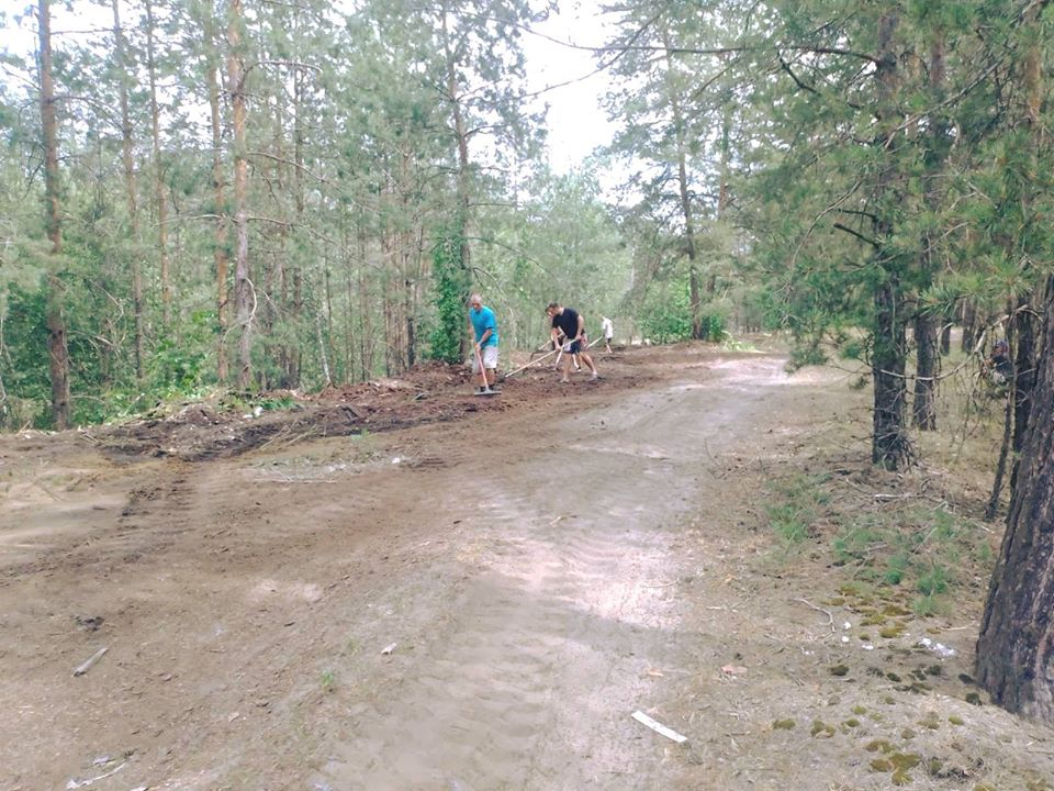В Лиманском лесу работники лесхоза убрали большую свалку