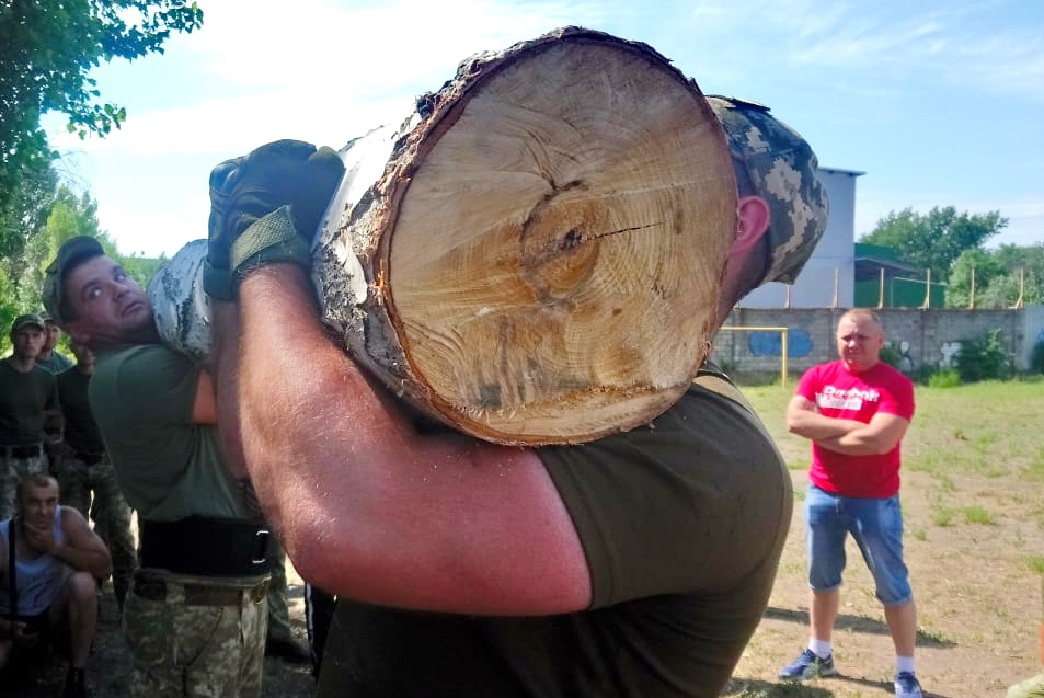 На Луганщине военнослужащие комендатуры "Счастье" провели богатырские игры