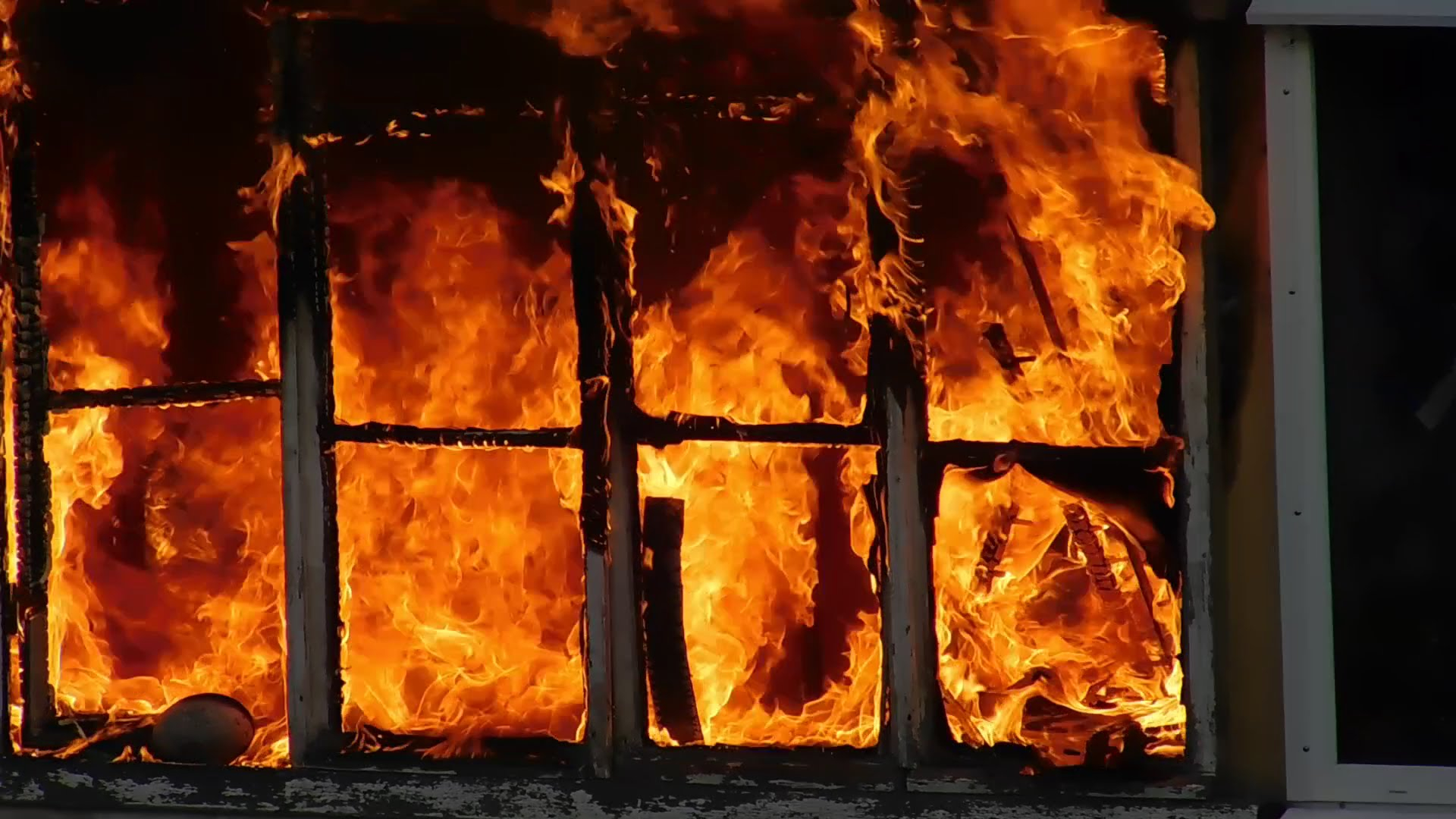 В оккупированном Донецке горел многоквартирный дом, - соцсети