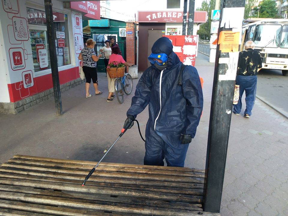 В Славянске спасатели спецраствором обработали остановки общественного транспорта