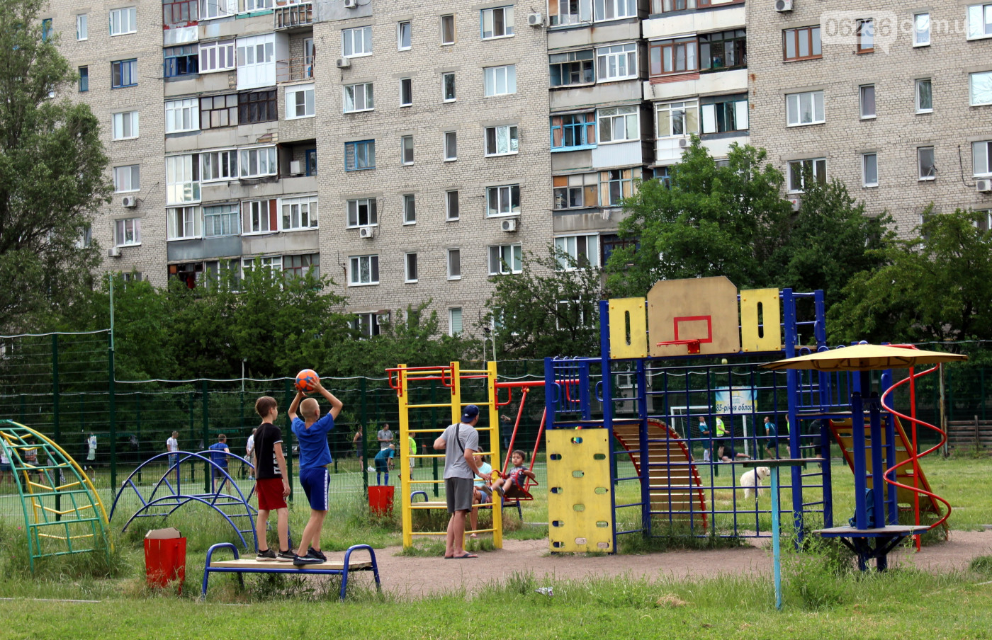 Карантин не помеха:  в прифронтовой Авдеевке отдыхают в парках и занимаются спортом