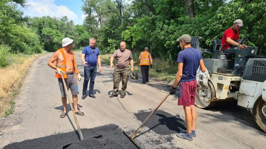 В прифронтовом поселке на Донетчине приступили к ремонту дорог