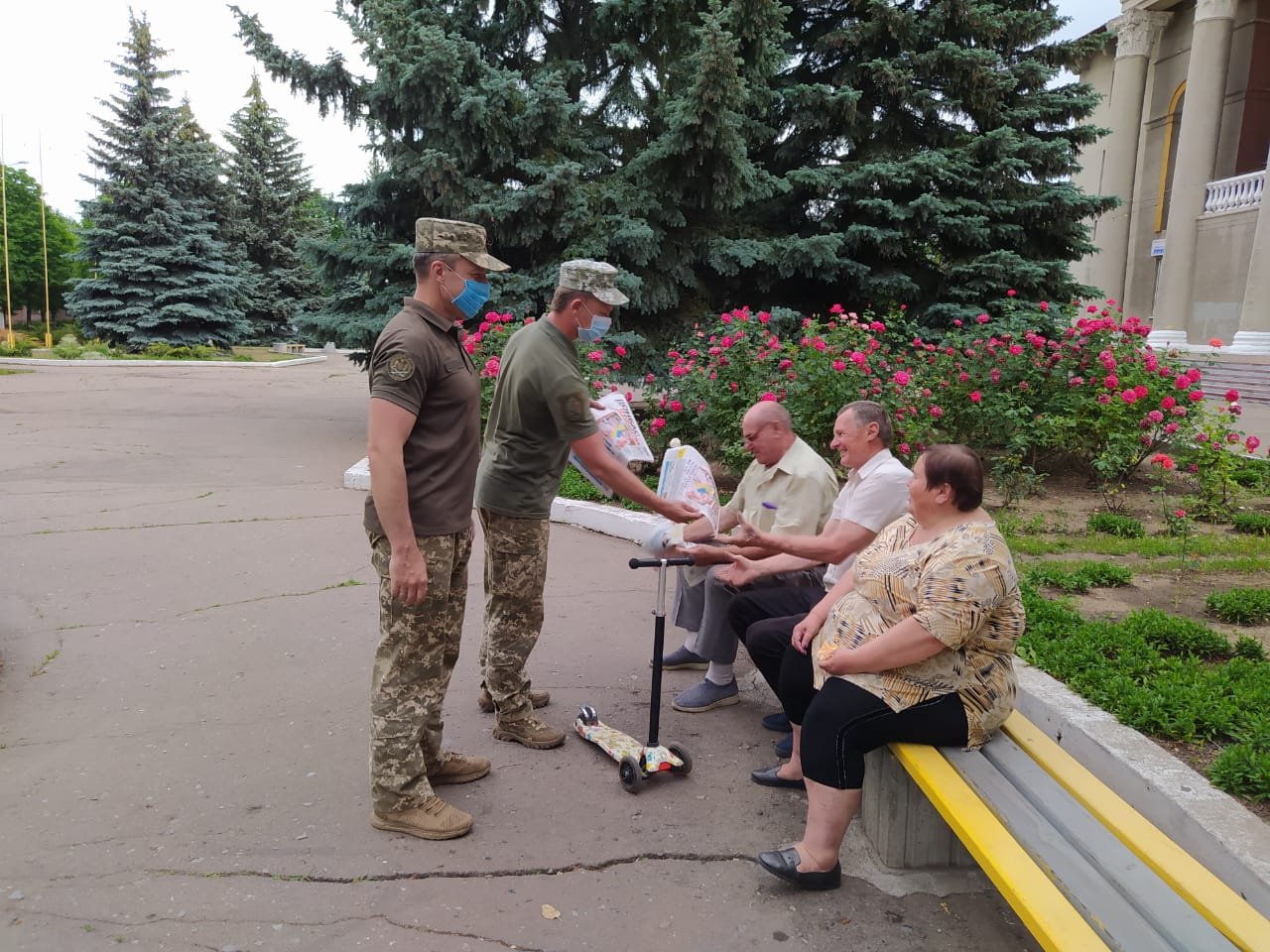 Военнослужащие из состава ООС продолжают оказывать помощь населению у линии разграничения