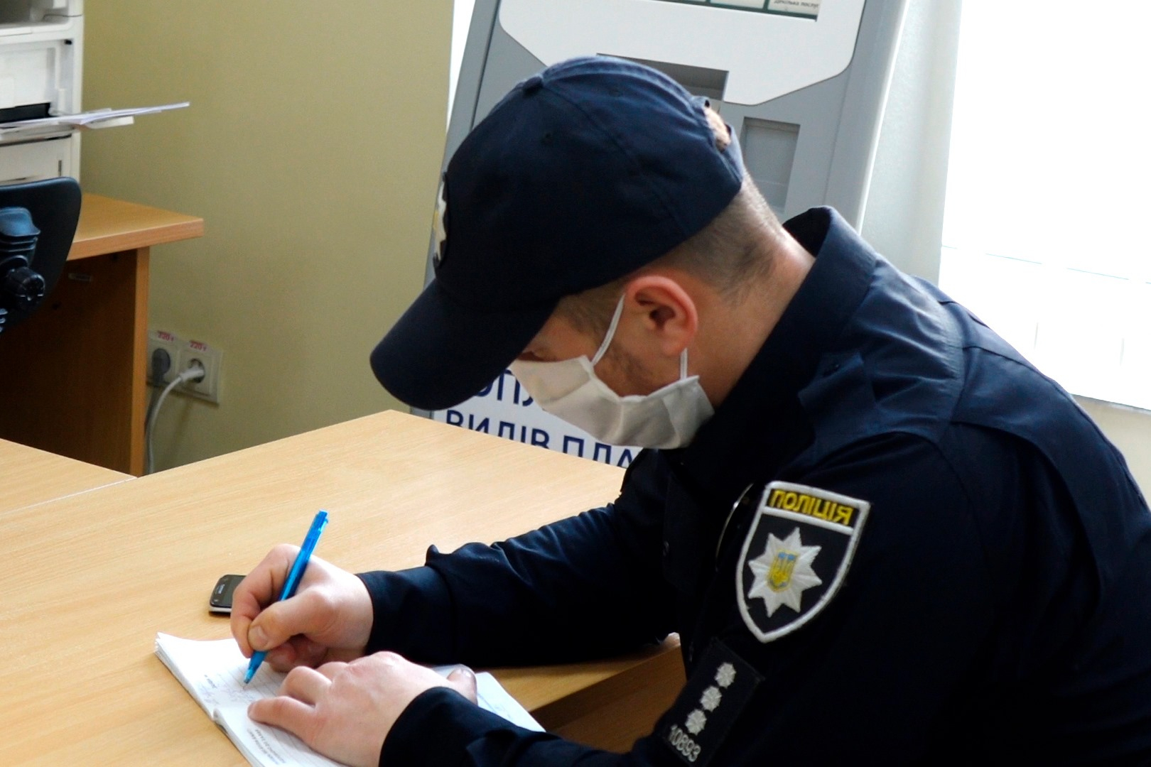 На Луганщине полиция провела рейд по заведениям торговли и питания: видео