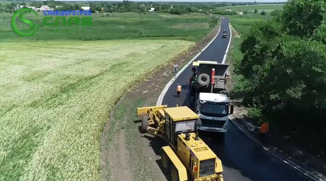 На Донетчине подходит к концу ремонт дороги Новобахмутовка - Пески: видео