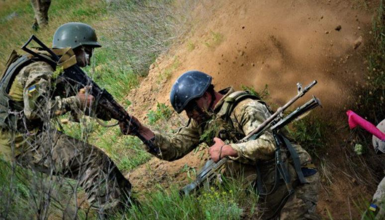 Двое военных получили осколочные ранения на Луганщине