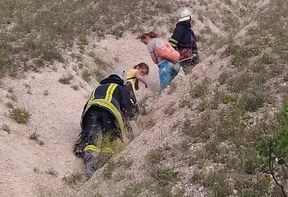 Спасатели эвакуировали женщину с ребенком, которые не смогли спуститься с горы Карачун под Славянском