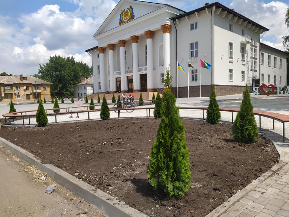 Обновленную площадь у Народного дома в Бахмуте проверили на доступность для людей с инвалидностью