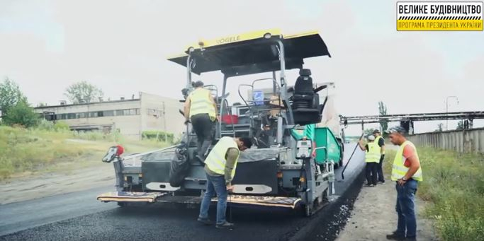 На Луганщине показали ремонт дороги в районе Плотины: видео