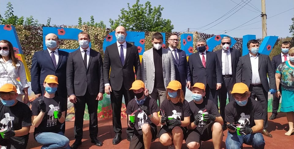 Премьер-министр Шмыгаль и министр МВД Аваков прибыли в Славянск: фото