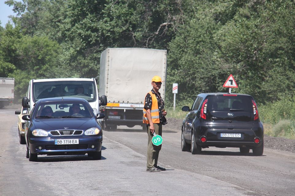 На Луганщине проводят ремонтные работы на одной из центральных автодорог