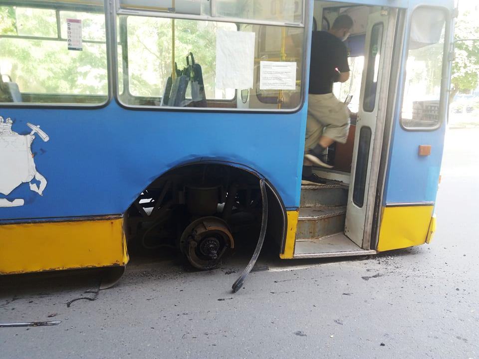 В Краматорске у троллейбуса на ходу оторвалось колесо: фото