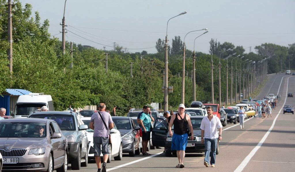 Жители ОРДО возмущены условиями прохождения КПП боевиков "Еленовка": хвалят Украину