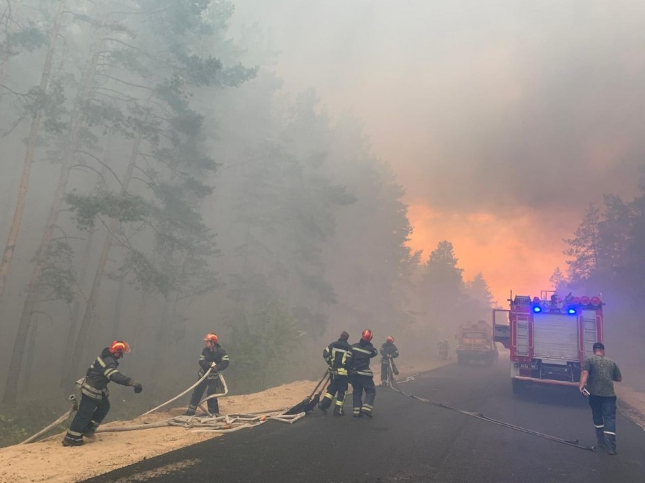 На Луганщине продолжают бороться с огненной стихией: боевики не подпускают авиацию к месту пожара