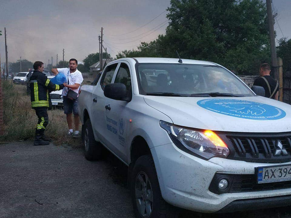 Гуманитарная организация мобилизовала 10 автомобилей на место пожаров на Луганщине для эвакуации жителей