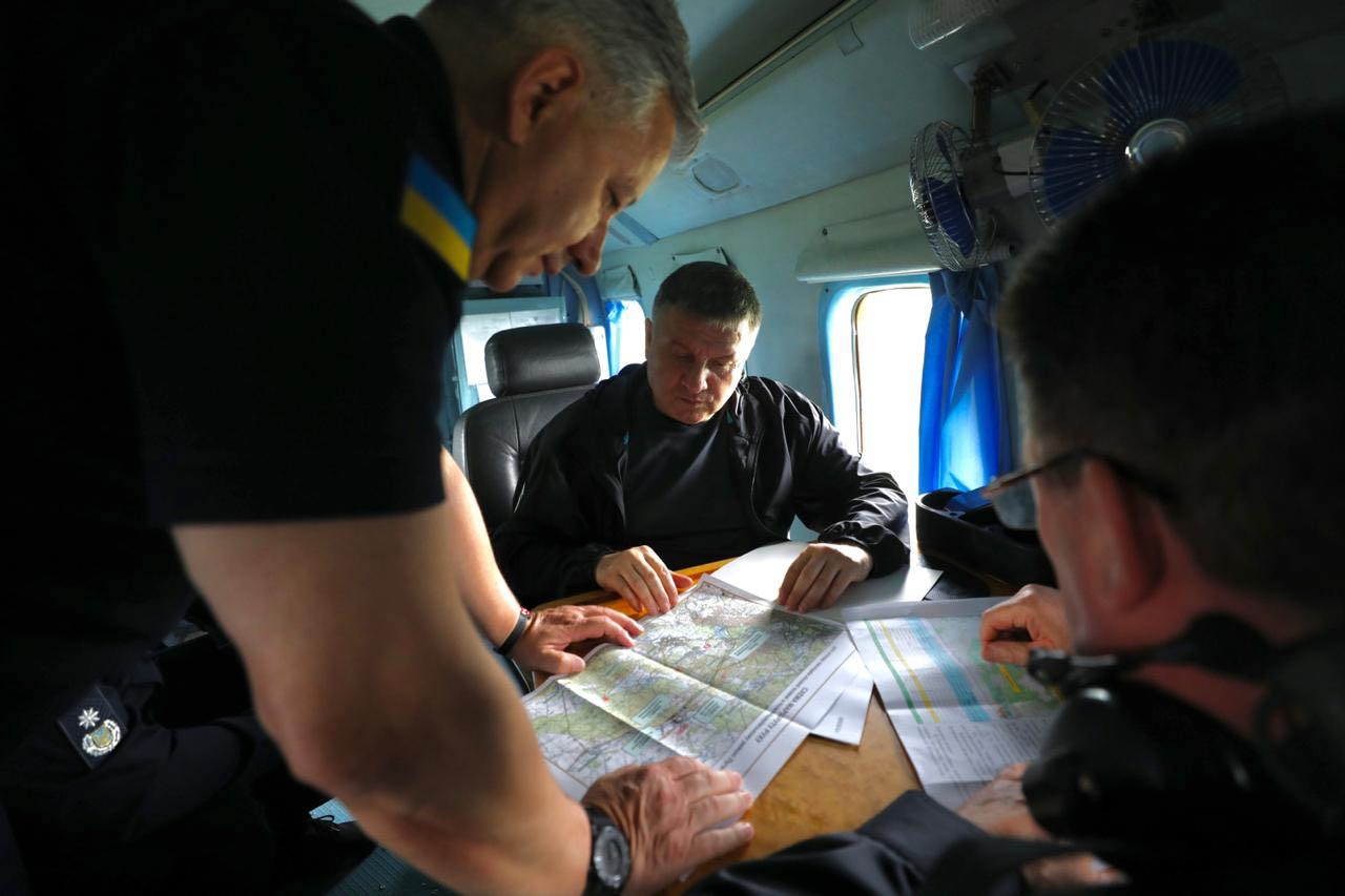 Аваков лично координирует мобилизацию служб в процессе ликвидации пожаров на Луганщине