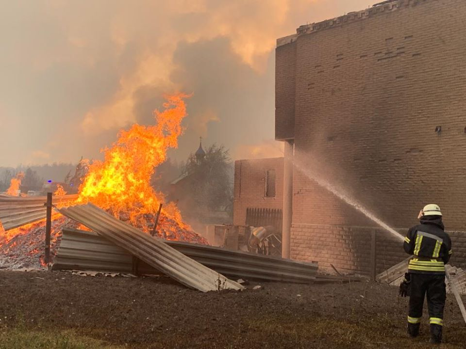 Борьба с пожаром продолжается: спасатели эвакуировали людей из Смоляниново и Волчьего Озера на Луганщине