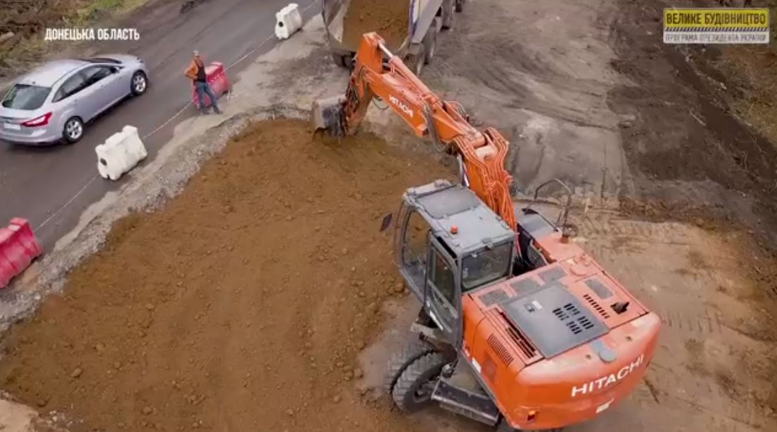 На Донетчине показали ремонт дороги между Мирноградом и Покровском: видео