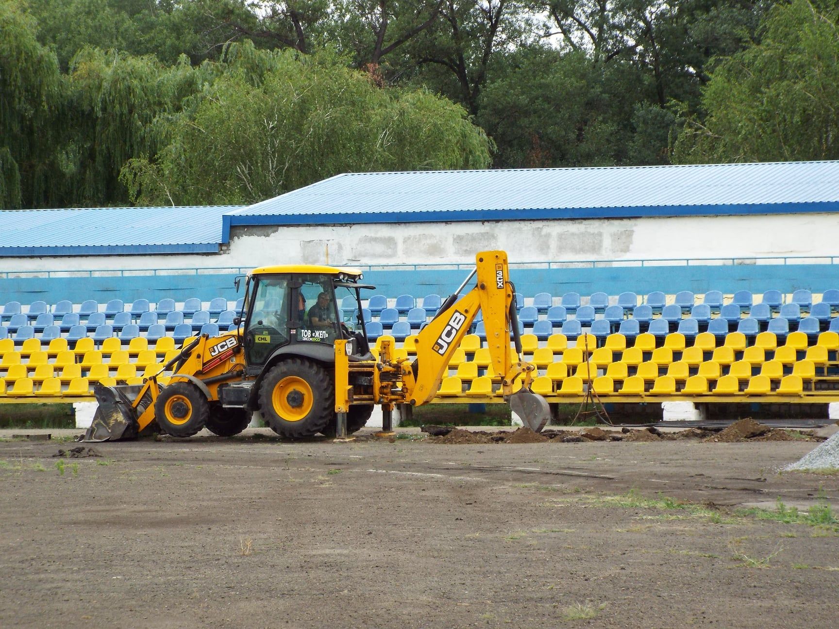 В Станице Луганской показали процесс реконструкции стадиона: фото