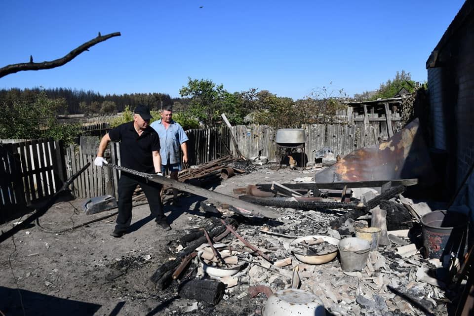 В Смоляниново на Луганщине полицейские помогают жителям расчищать пожарища: фото