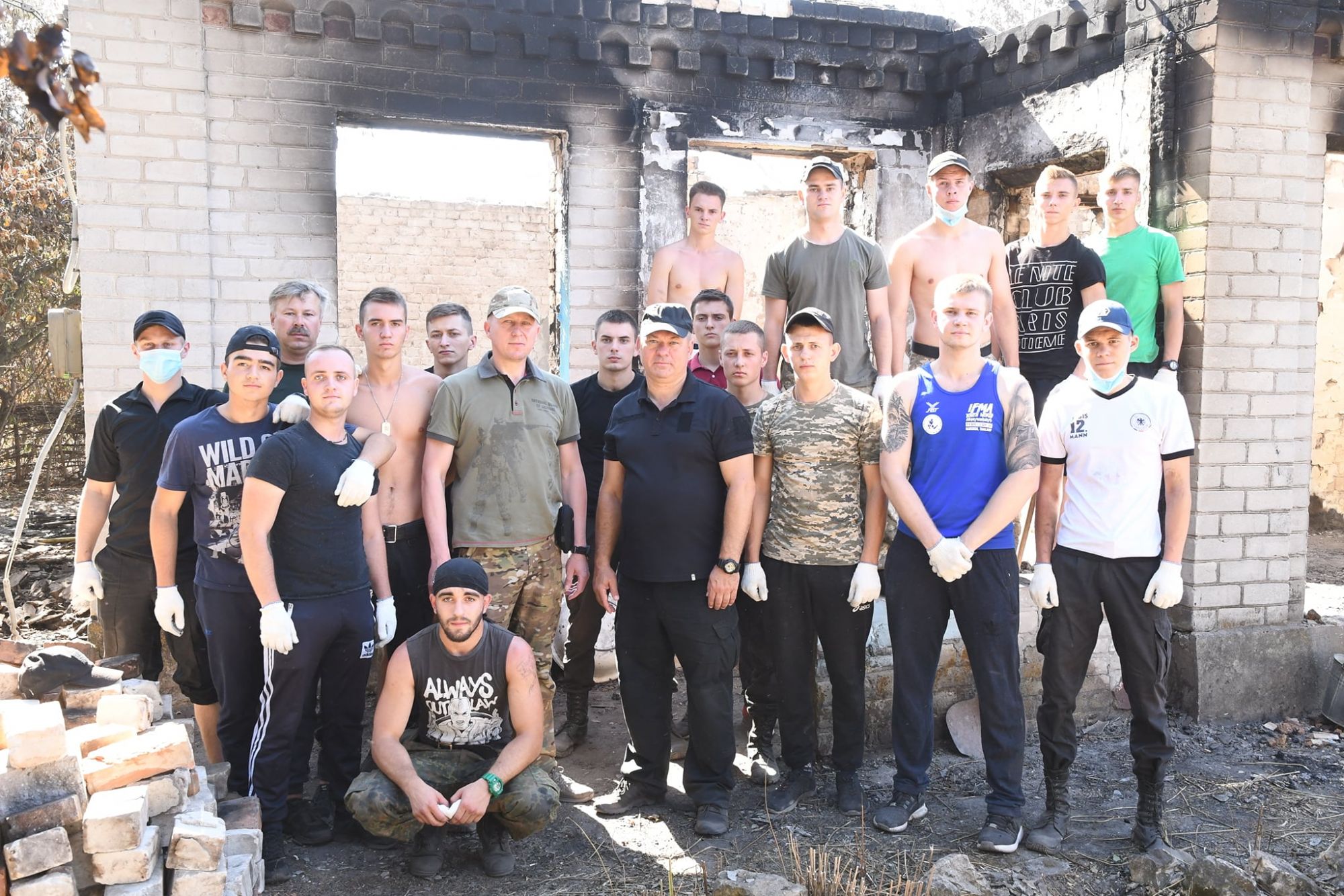 В Смоляниново на помощь погорельцам прибыли курсанты МВД из Одессы