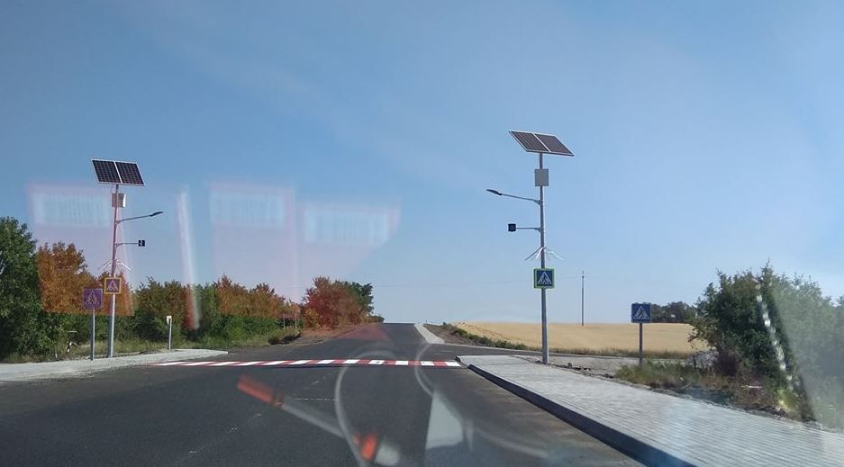 Фотофакт: на Луганщине устанавливают светофоры с солнечными батареями