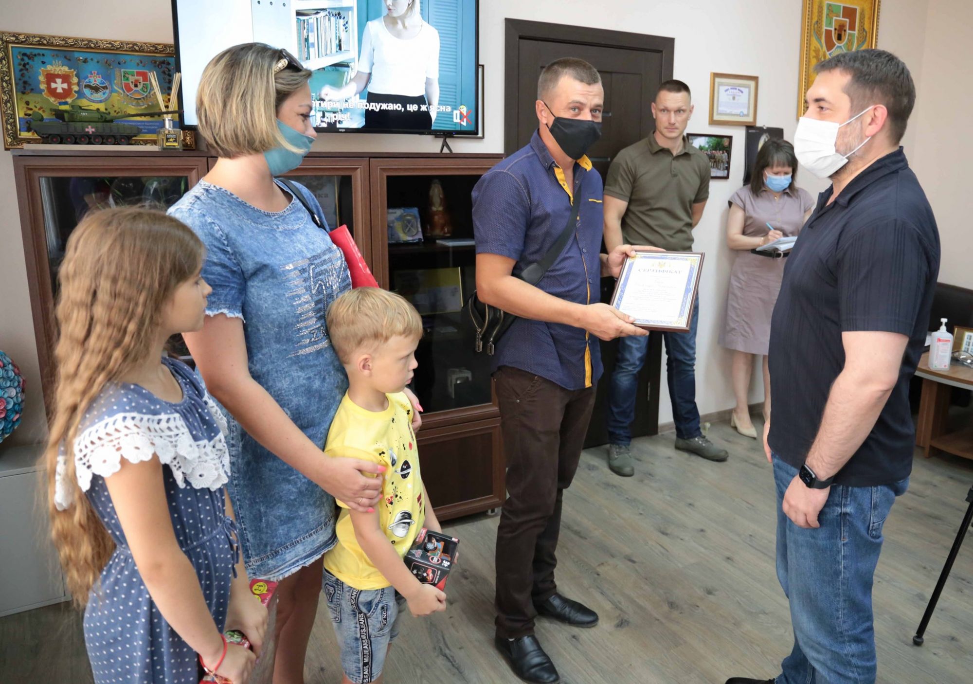 Семья переселенцев получила беспроцентный кредит на жилье из бюджета Луганщины