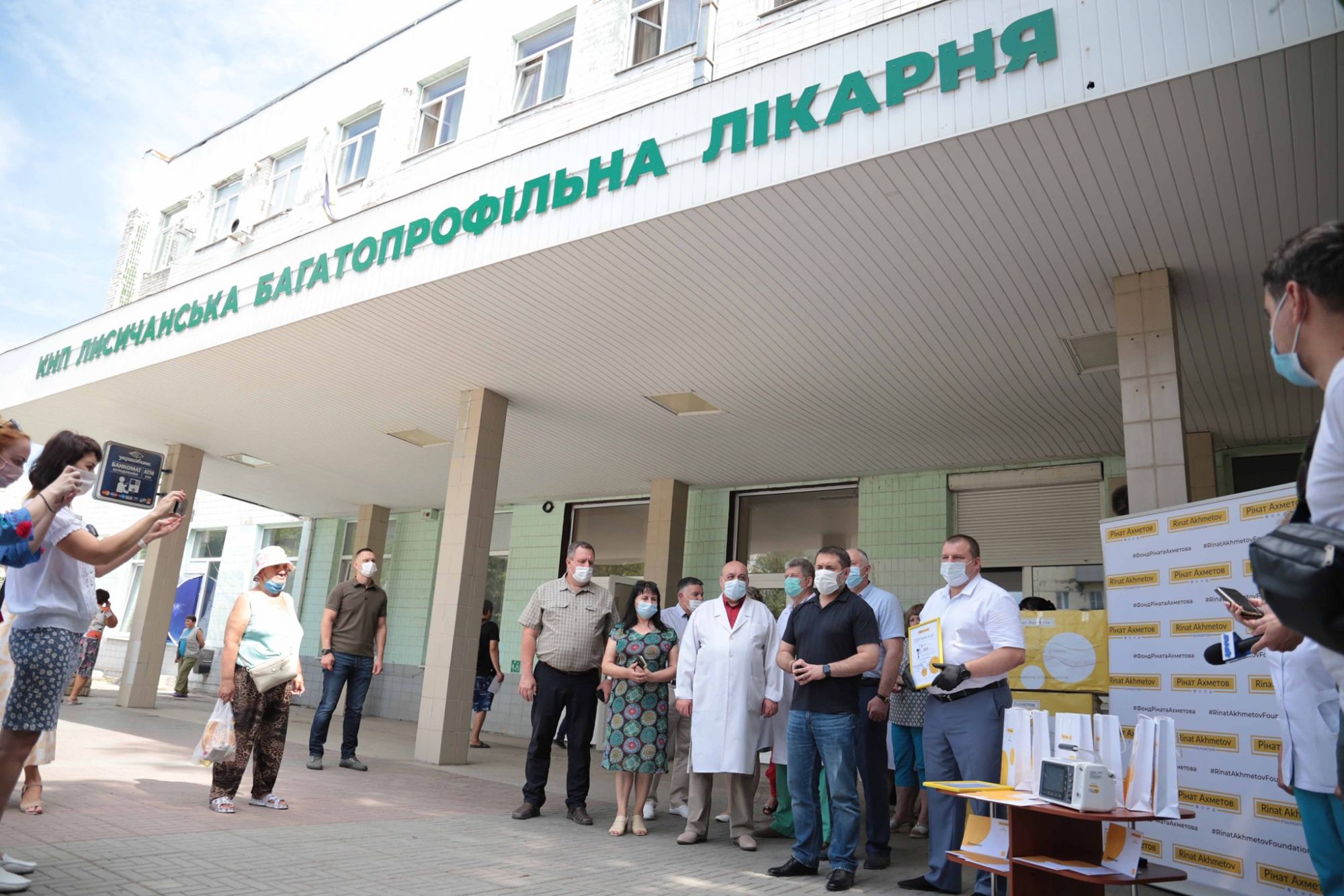 Лисичанской и Рубежанской больницам передали по три аппарата ИВЛ