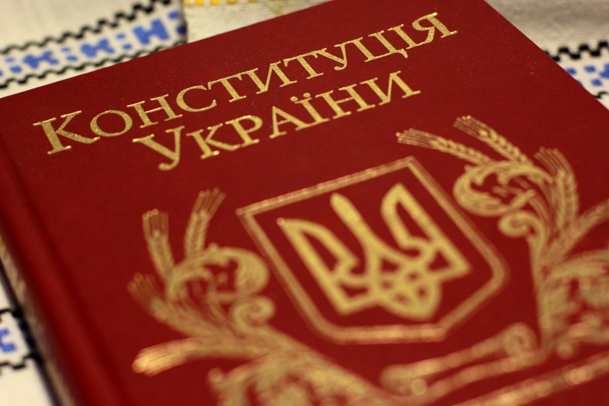 Украина не будет подстраивать Конституцию под ОРДЛО в угоду России
