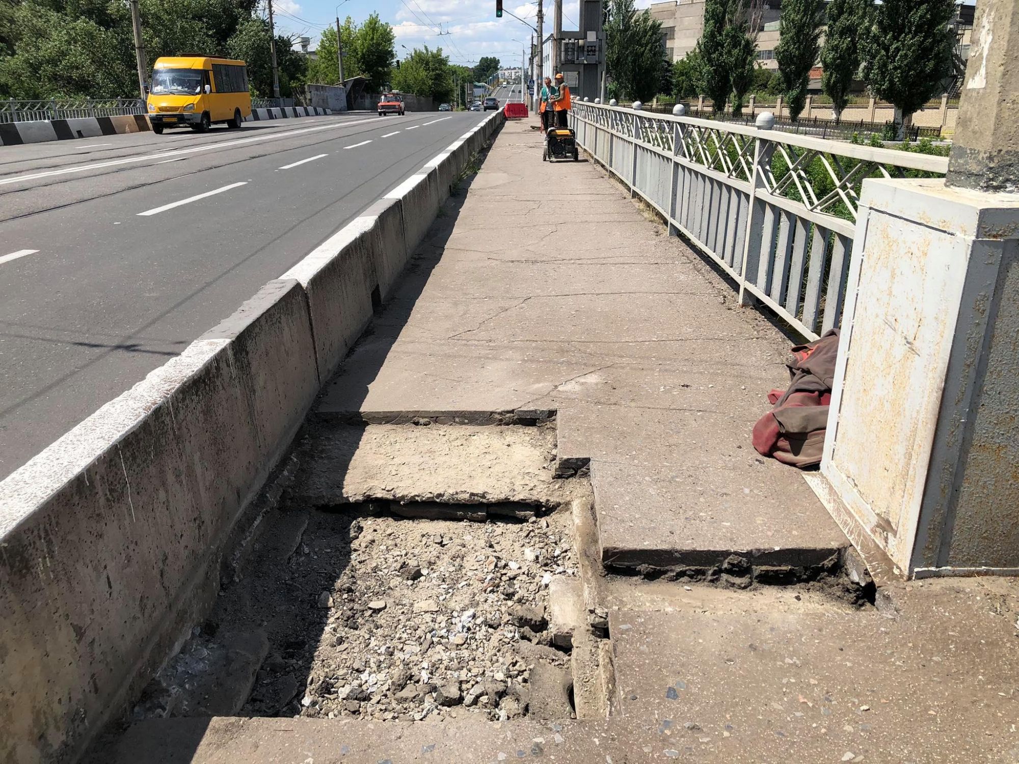 В Краматорске во время ремонта дорожного покрытия на мосту провалилась спецтехника: фото