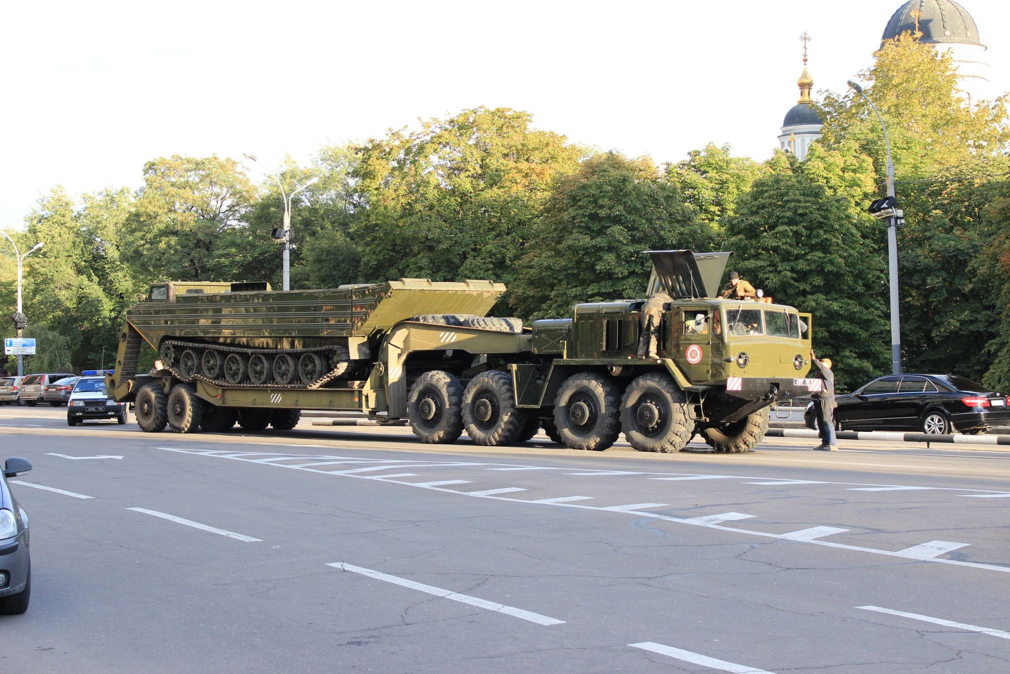Жители оккупированного Донецка сообщают об активном передвижении военного транспорта в городе