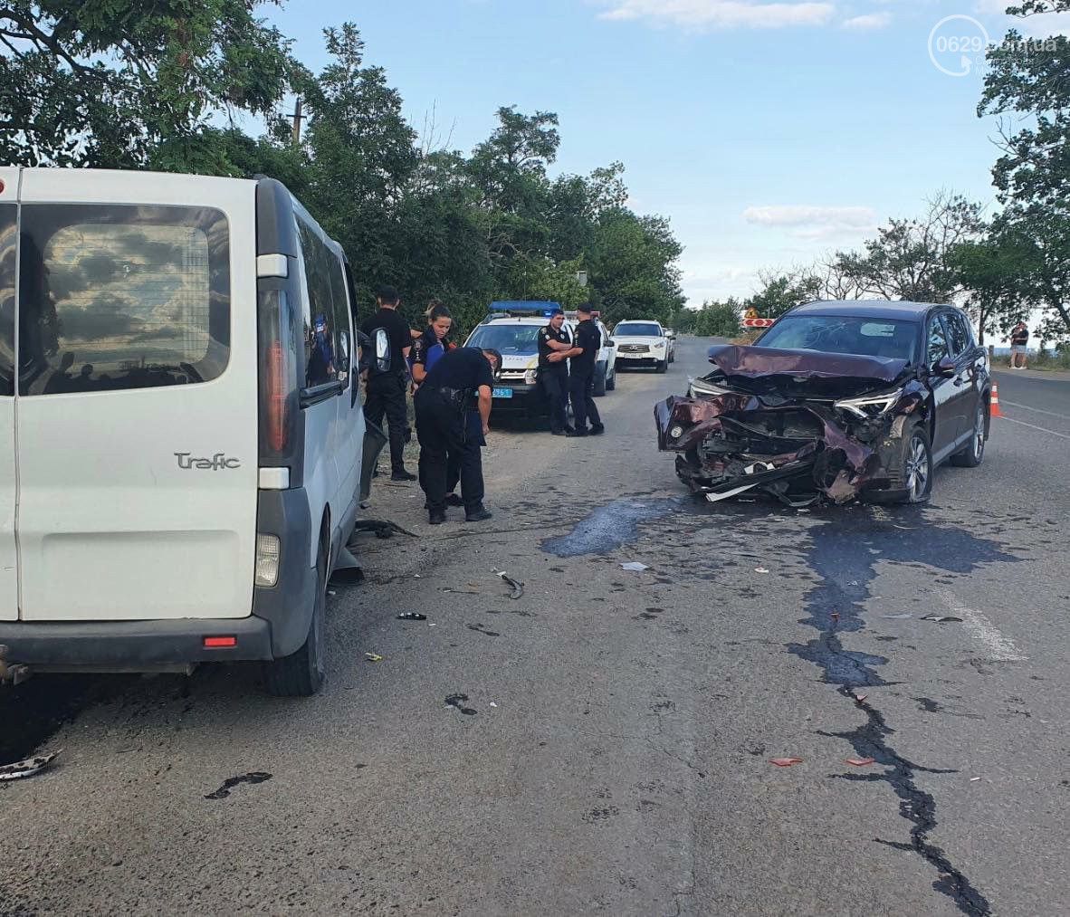 На автодороге Мариуполь-Мелекино произошло ДТП: трое людей пострадало