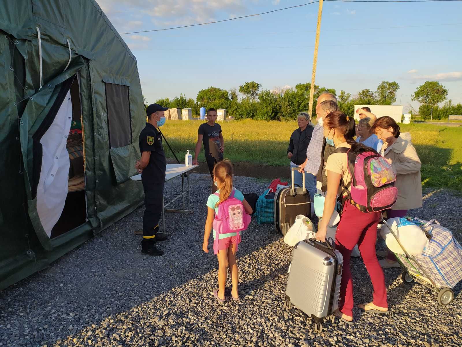 Спасатели ГСЧС оказывают помощь людям, застрявшим на КПВВ "Новотроицкое"