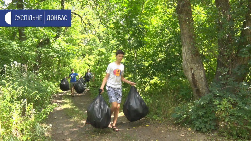 Молодежь Северодонецка занимается очисткой рек от мусора (видео)