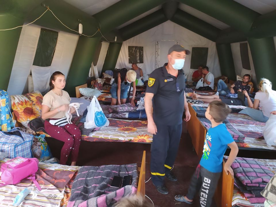 За минувшие сутки на КПВВ "Новотроицкое" спасатели оказали помощь 15 гражданам: фото