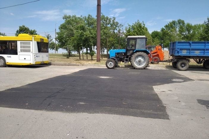 В Мариуполе за неделю заасфальтировали более 200 квадратных метров дорог и тротуаров: инфографика