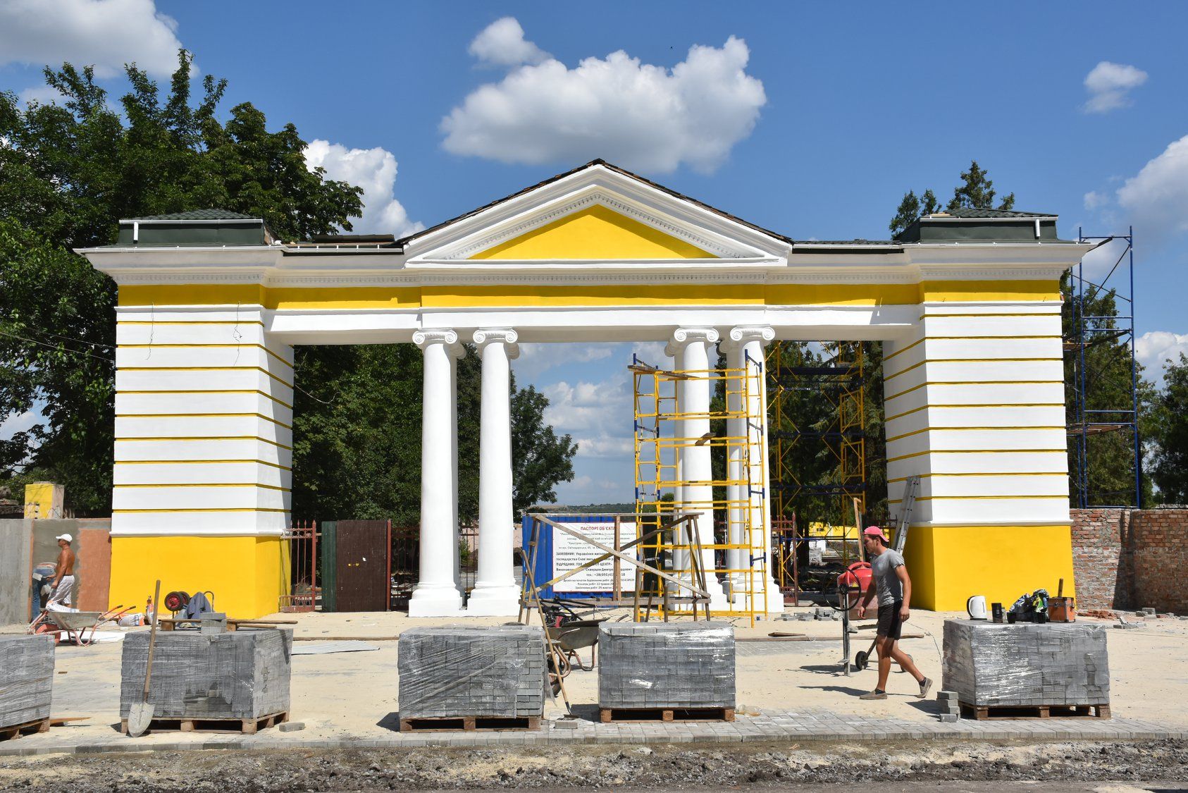 В Славянске продолжается реконструкция городского стадиона: фото