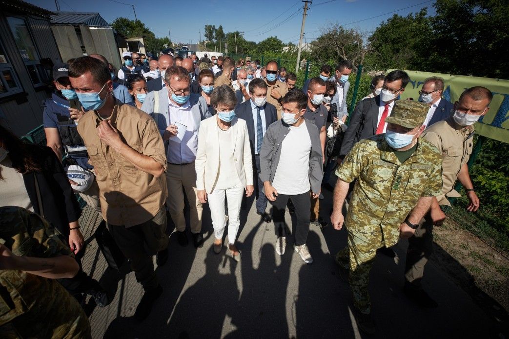 Президенты Украины и Швейцарии ознакомились с работой КПВВ "Станица Луганская"