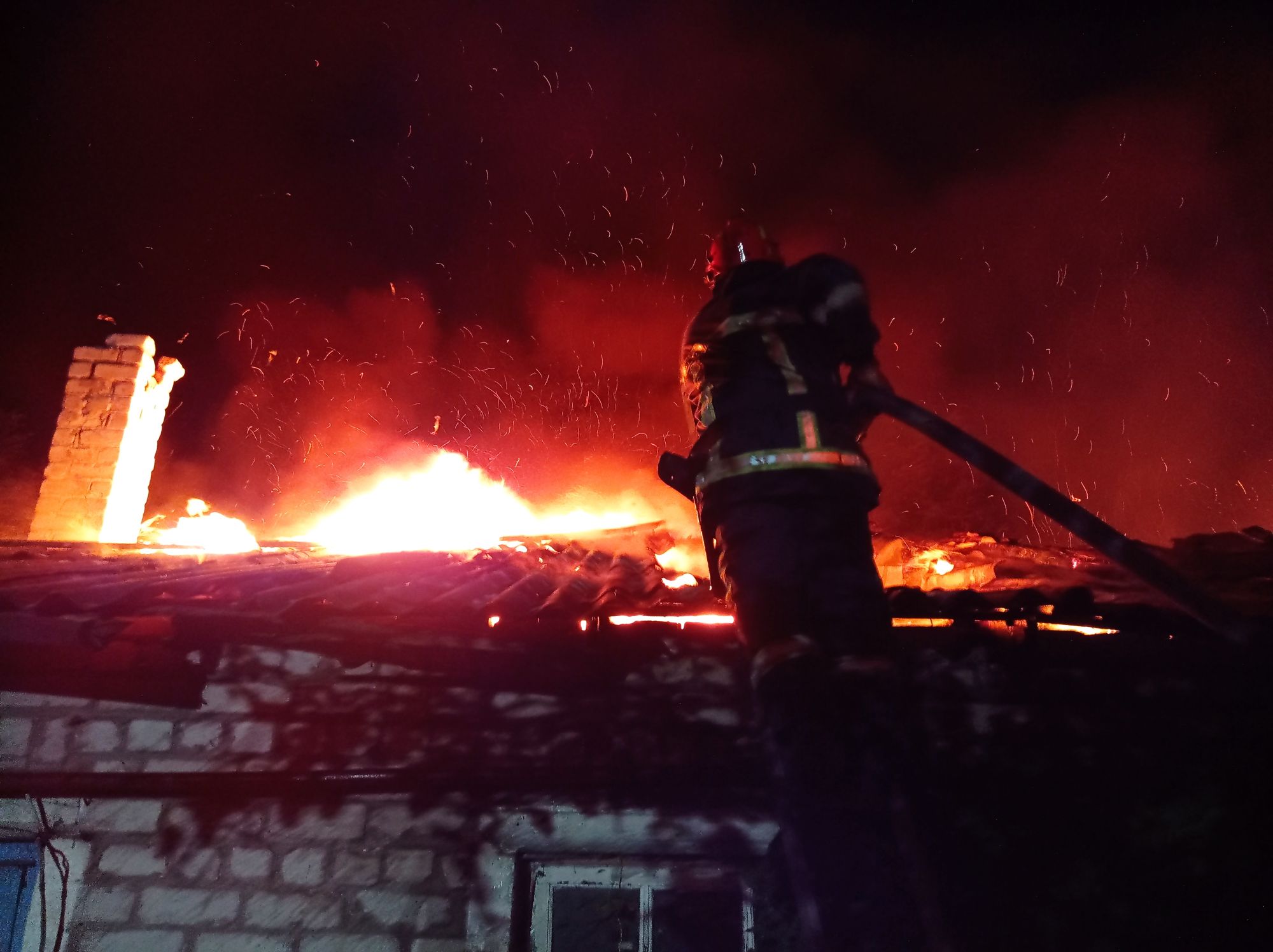 В Лисичанске пожарные ночью ликвидировали крупный пожар в одном из магазинов