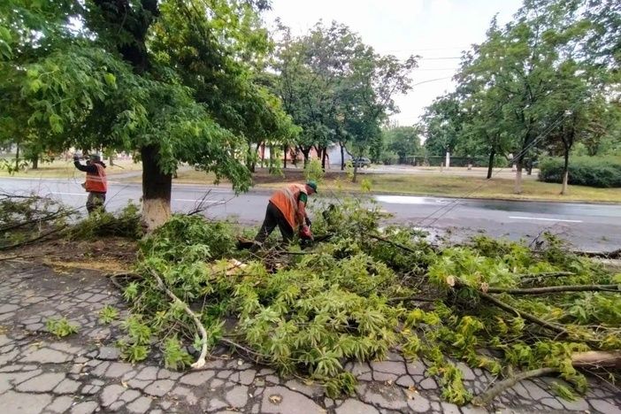 В Мариуполе коммунальные службы ликвидируют последствия непогоды