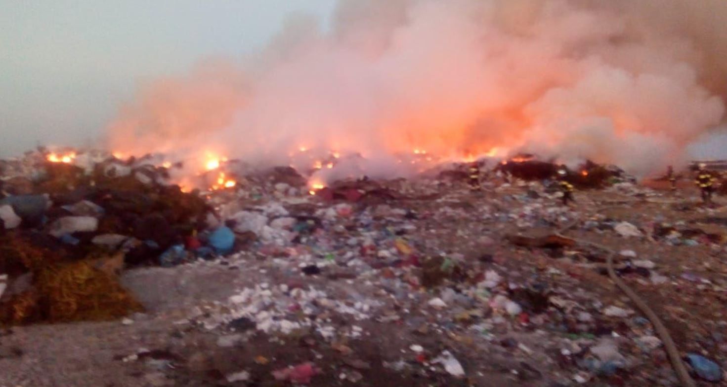 В Макеевке ночью жгут мусор: жители возмущены