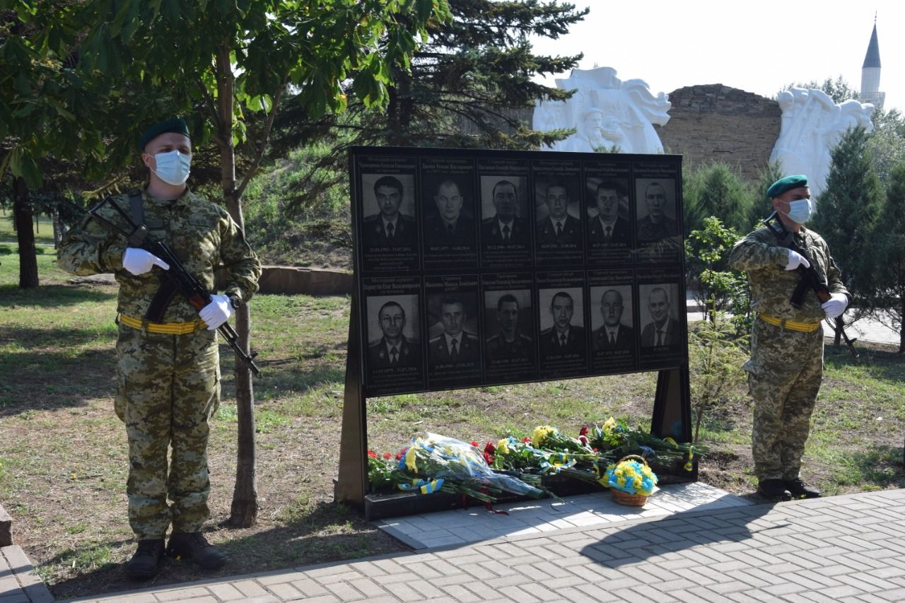 В Мариуполе открыли памятник погибшим в 2014 году пограничникам: фото