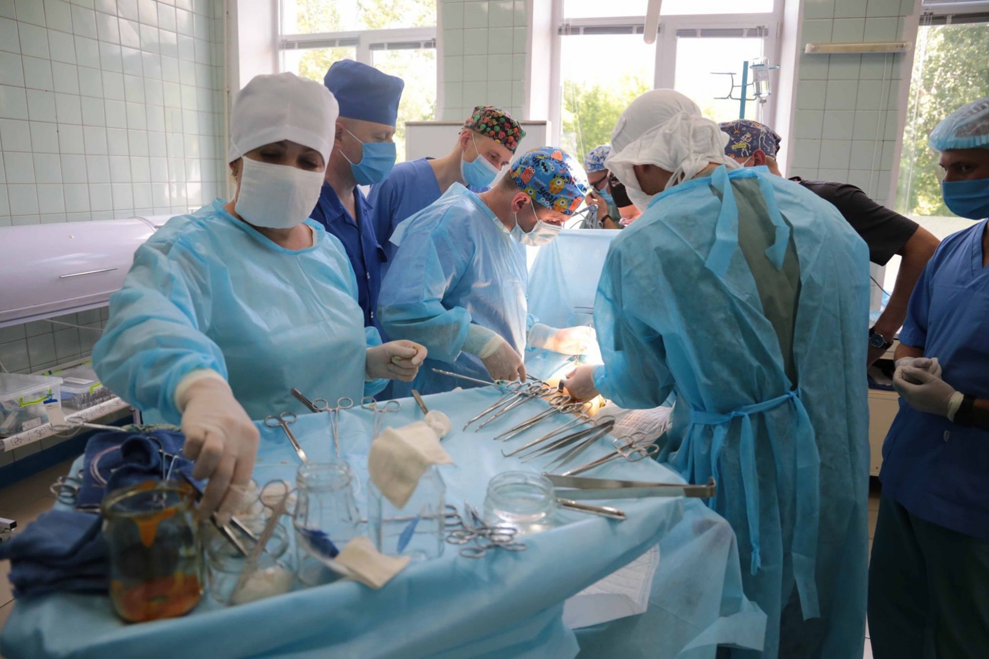 На Луганщине впервые провели совместную операцию гражданский и военный сосудистые хирурги