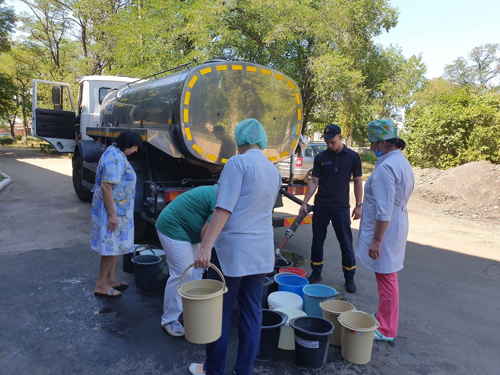 Спасатели Донетчины помогают жителям Торецка решать проблему с водоснабжением: видео