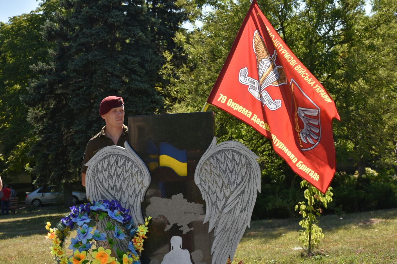 В День освобождения в Марьинке возложили цветы к мемориалу украинских воинов: фото
