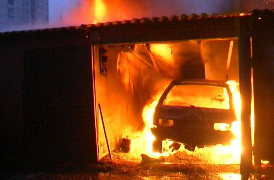 В Марьинке в результате пожара в гараже пострадали двое мужчин