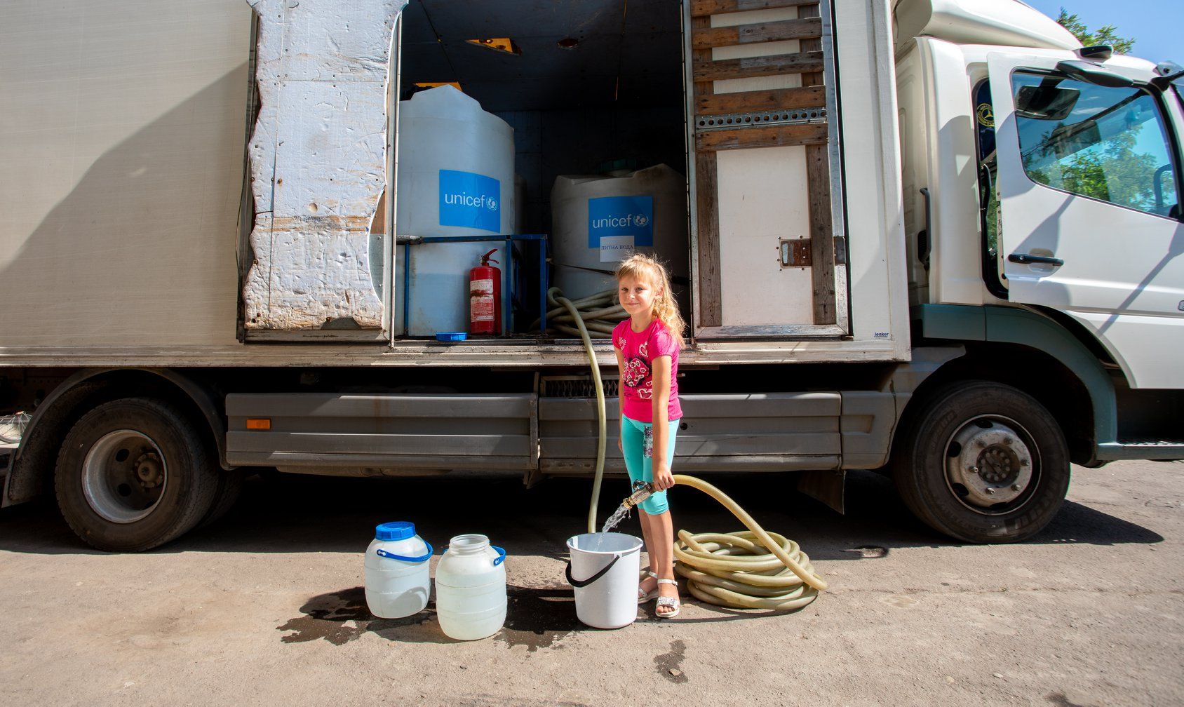 ЮНИСЕФ продолжает обеспечивать питьевой водой людей, живущих вблизи линии разграничения на востоке Украины: фото