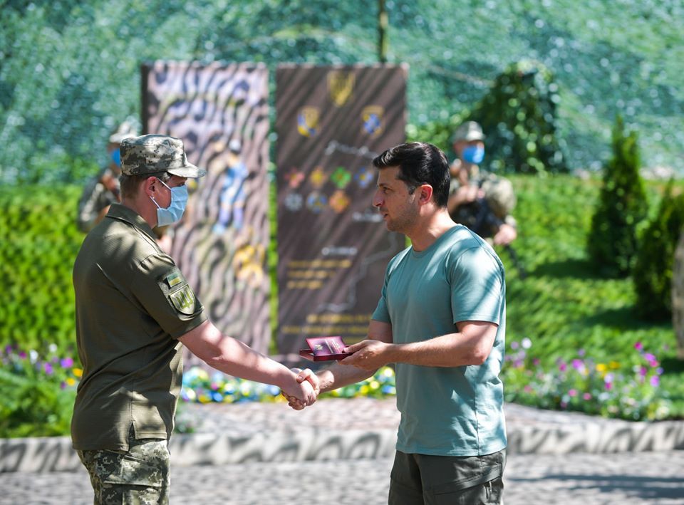 На Донетчине Зеленский наградил украинских военных за мужество в бою: фото
