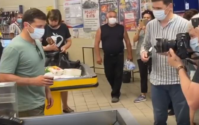 Зеленский сам зашел за кофе в один из супермаркетов Бахмута: видео