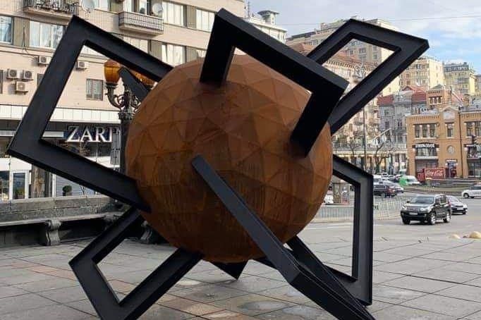 В Мариуполе установят киевскую скульптуру "Противостояние" и Колокол мира